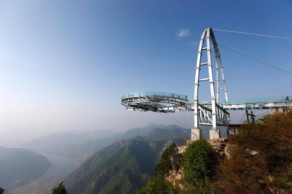 Stuck on the way to the glass skywalk