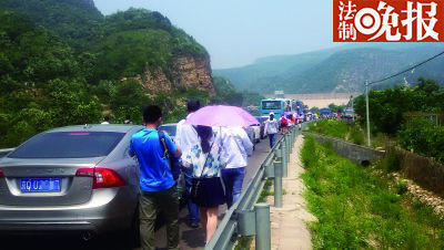 Stuck on the way to the glass skywalk