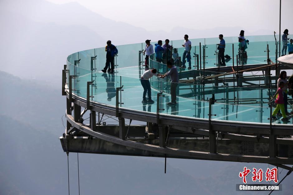 Stuck on the way to the glass skywalk