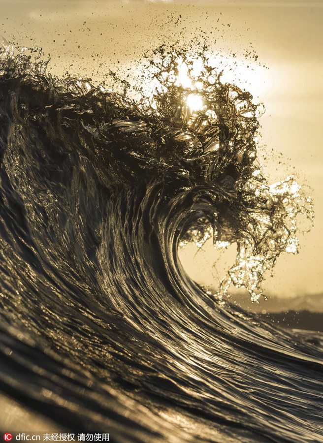 Magnificent waves captured in Tahiti