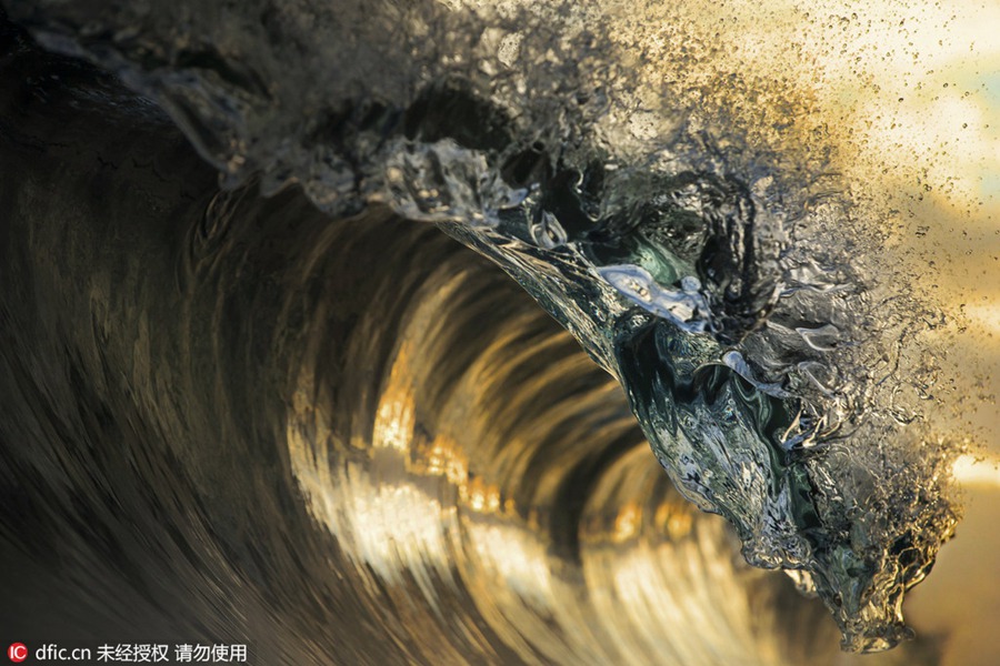 Magnificent waves captured in Tahiti