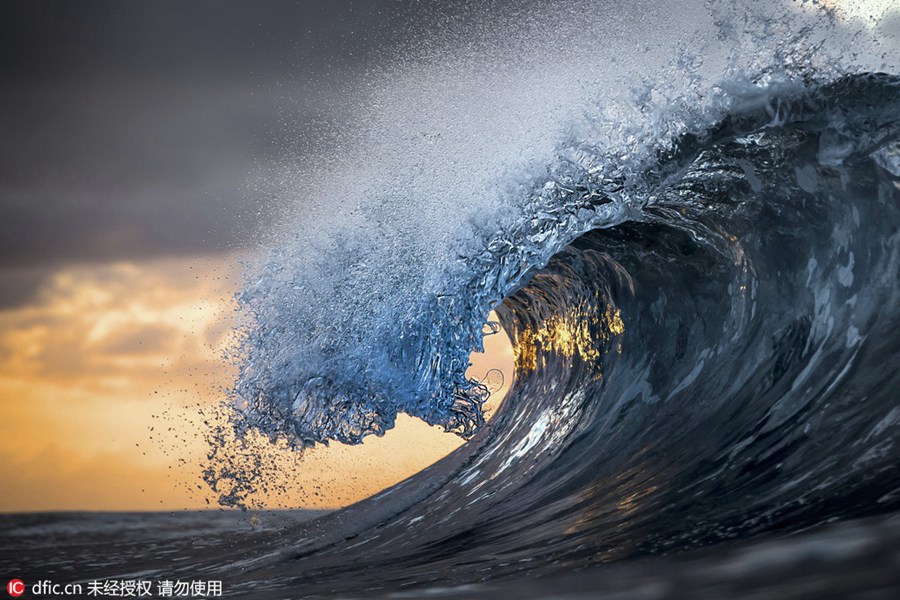 Magnificent waves captured in Tahiti