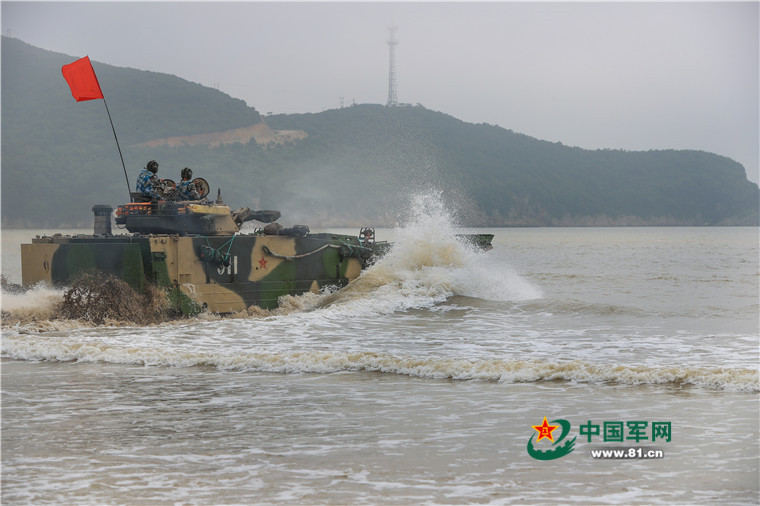 PLA infantry regiment conducts coordinated training with navy unit