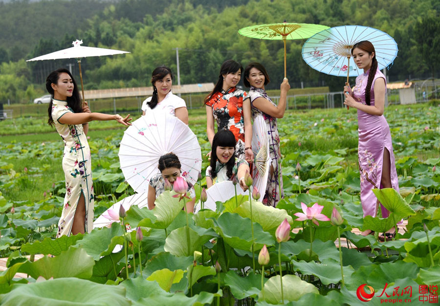 Cheongsam show held in lotus park in Zhejiang