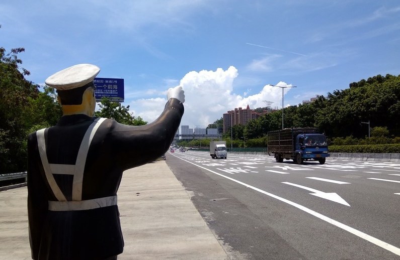 Dummy traffic police spotted on highway in Shenzhen