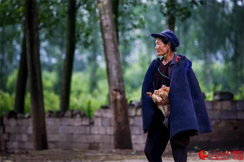 Moments in the life of Yi people in Daliang Mountains 