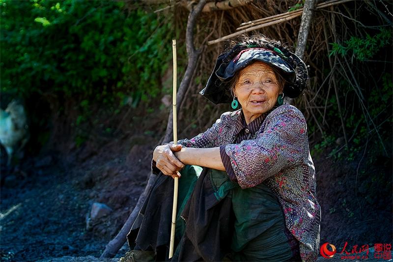 Moments in the life of Yi people in Daliang Mountains 