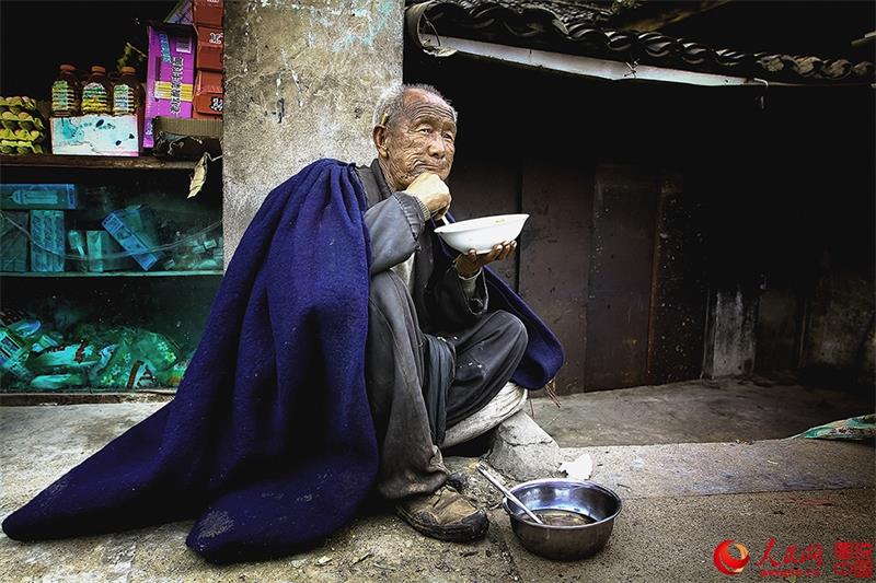 Moments in the life of Yi people in Daliang Mountains 