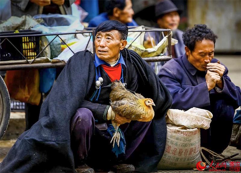 Moments in the life of Yi people in Daliang Mountains 