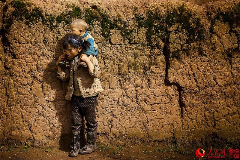 Moments in the life of Yi people in Daliang Mountains 