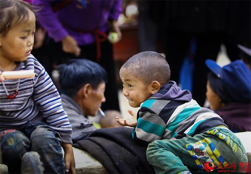 Moments in the life of Yi people in Daliang Mountains 