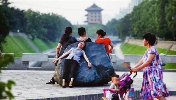 Women in Shaanxi lie on stones in park, claiming that thermal therapy can 'cure' disease