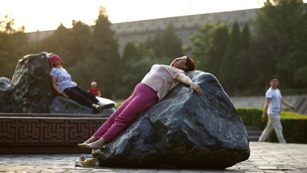 Women in Shaanxi lie on stones in park, claiming that thermal therapy can 'cure' disease