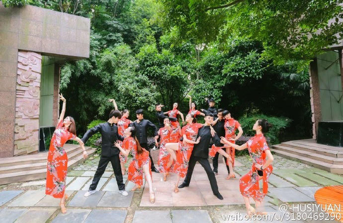 Men take graduation photos in cheongsam