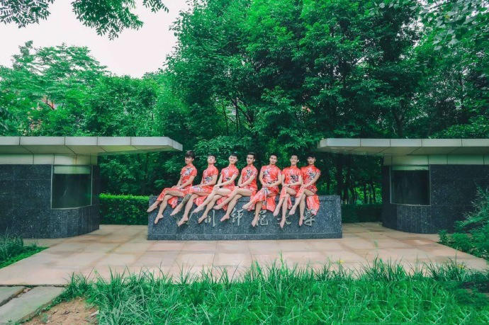 Men take graduation photos in cheongsam