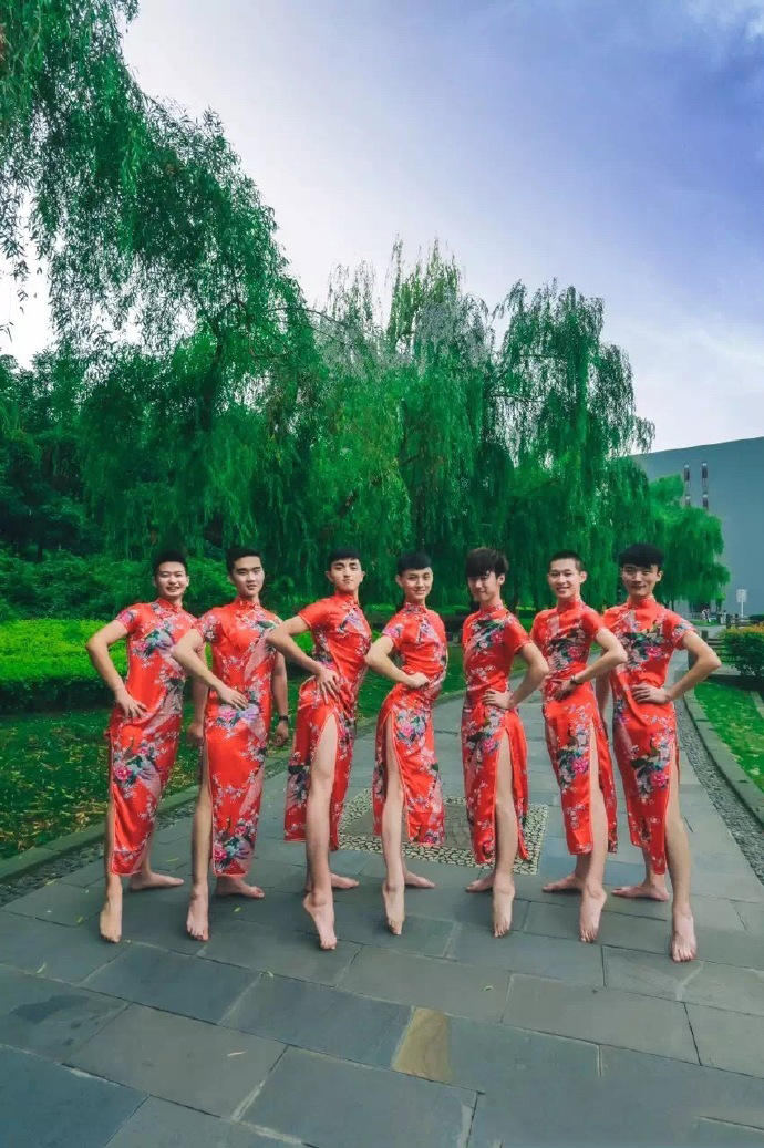 Men take graduation photos in cheongsam