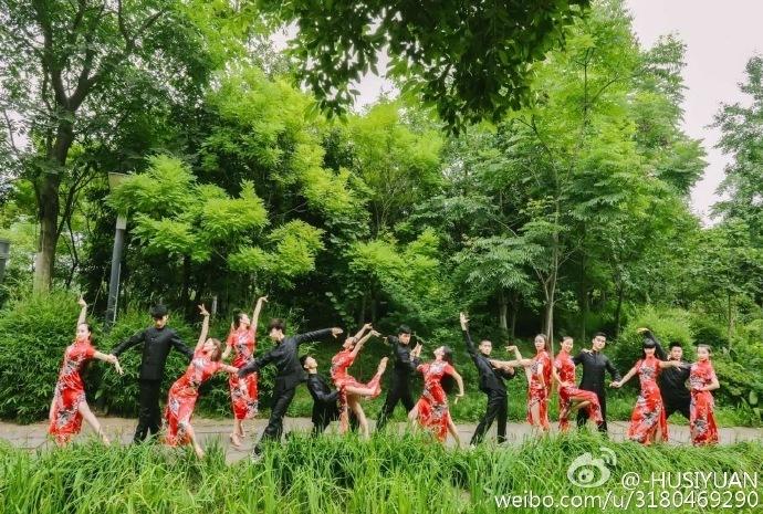 Men take graduation photos in cheongsam