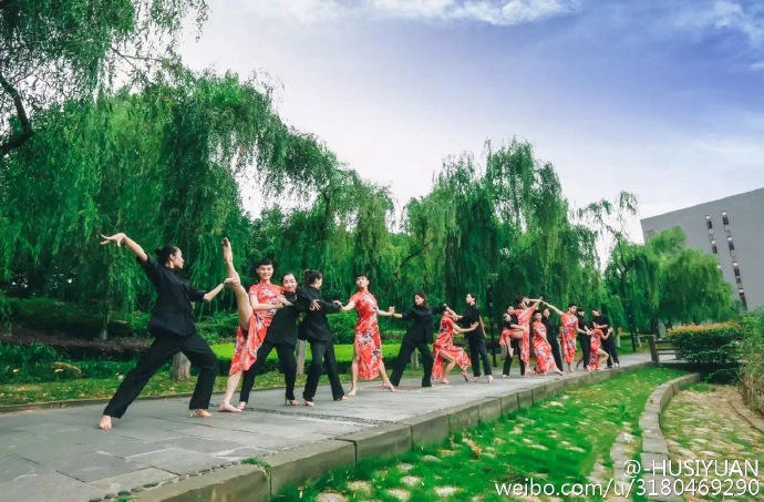 Men take graduation photos in cheongsam