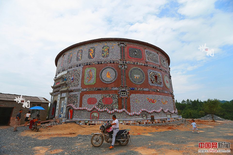 Octogenarian spends 6 million yuan to build porcelain palace