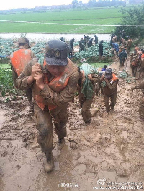 Heroism documented during flood rescue work in southern China