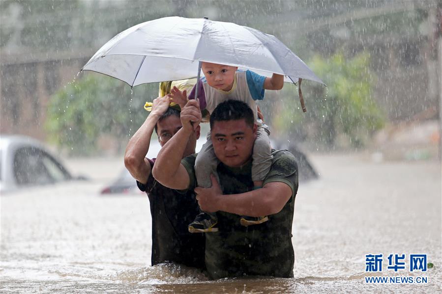 Heroism documented during flood rescue work in southern China