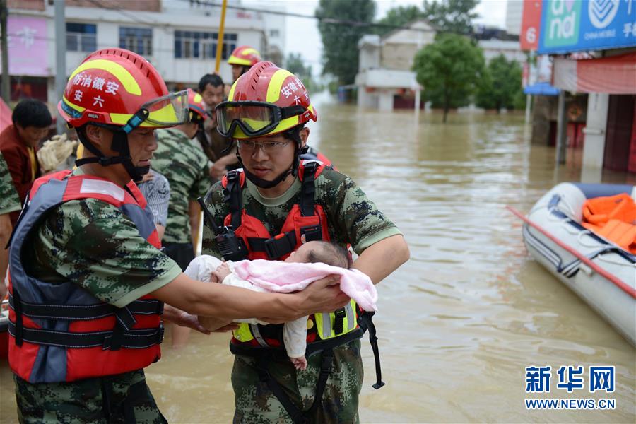 Heroism documented during flood rescue work in southern China