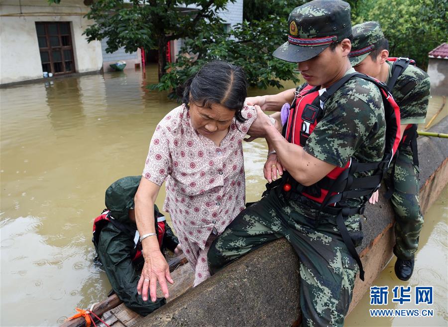 Heroism documented during flood rescue work in southern China