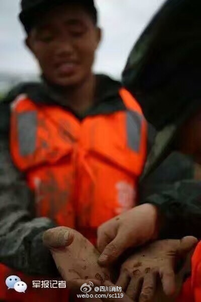 Heroism documented during flood rescue work in southern China