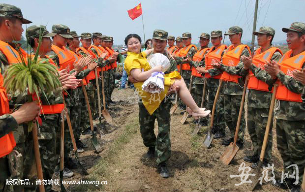 Wedding on a levee: Anhui couple refuses to let flooding postpone their marriage