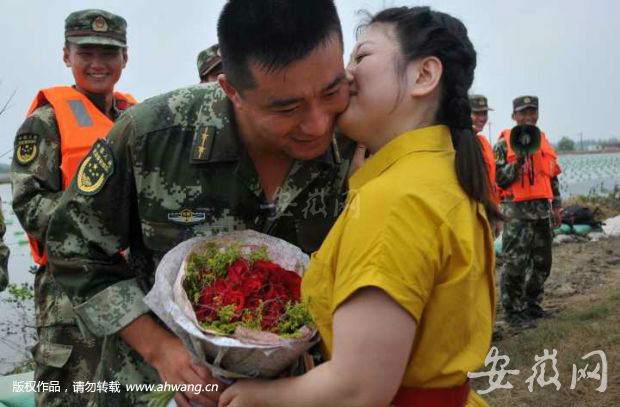 Wedding on a levee: Anhui couple refuses to let flooding postpone their marriage