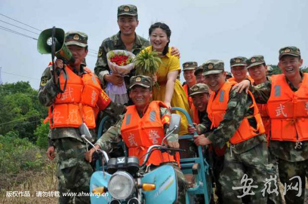 Wedding on a levee: Anhui couple refuses to let flooding postpone their marriage