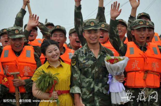 Wedding on a levee: Anhui couple refuses to let flooding postpone their marriage