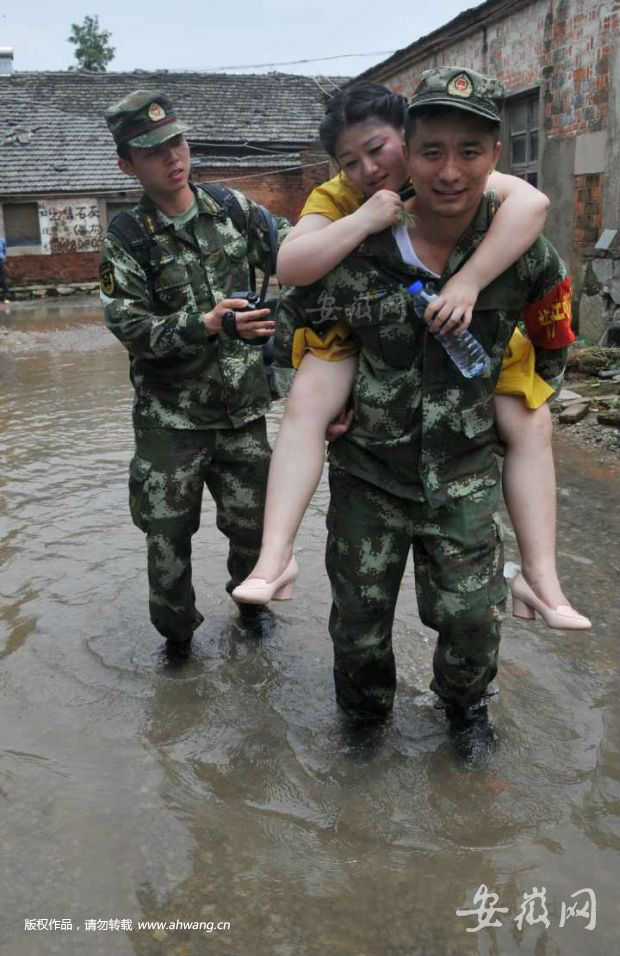 Wedding on a levee: Anhui couple refuses to let flooding postpone their marriage