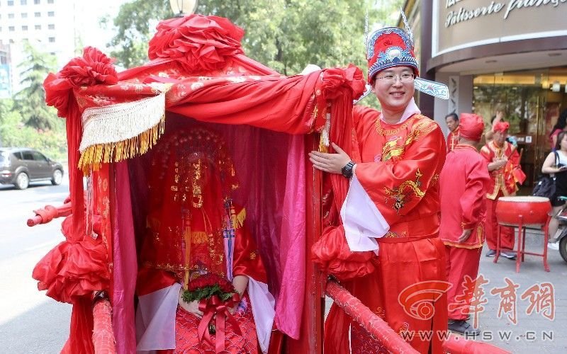 Chinese man marries American woman in traditional Chinese wedding