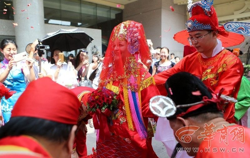 Chinese man marries American woman in traditional Chinese wedding