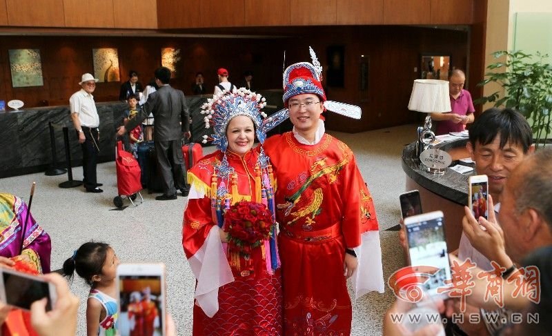 Chinese man marries American woman in traditional Chinese wedding