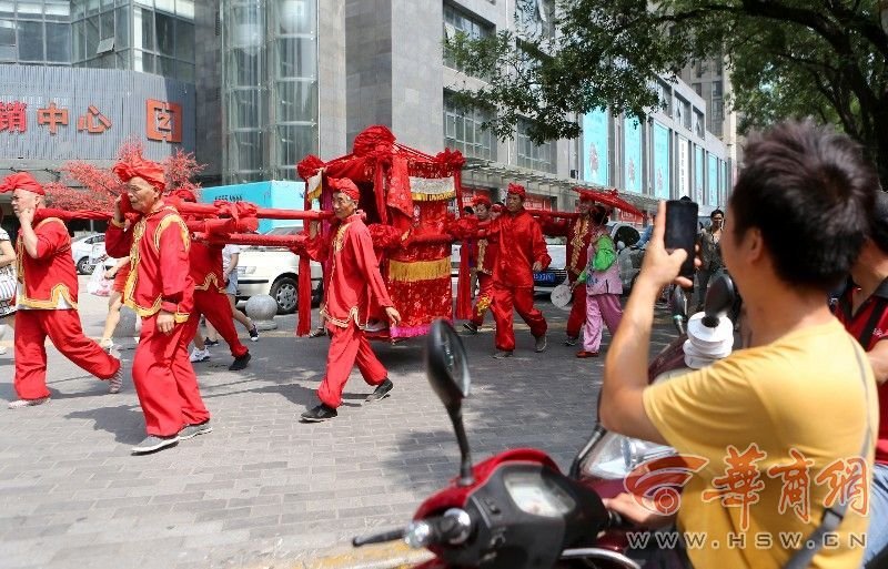 Chinese man marries American woman in traditional Chinese wedding