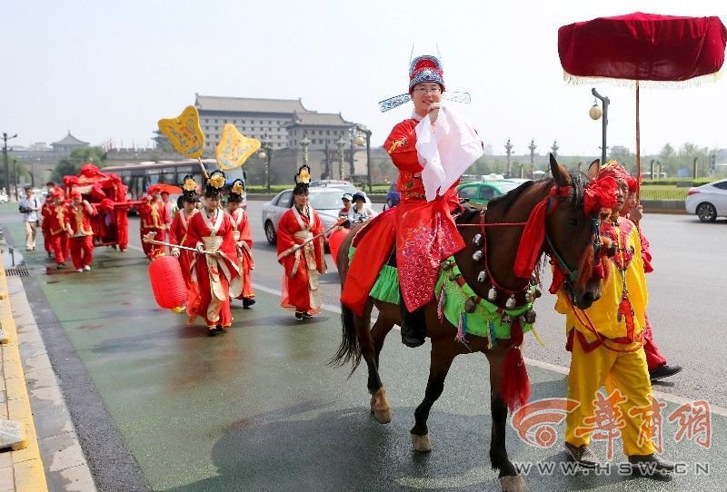 Chinese man marries American woman in traditional Chinese wedding