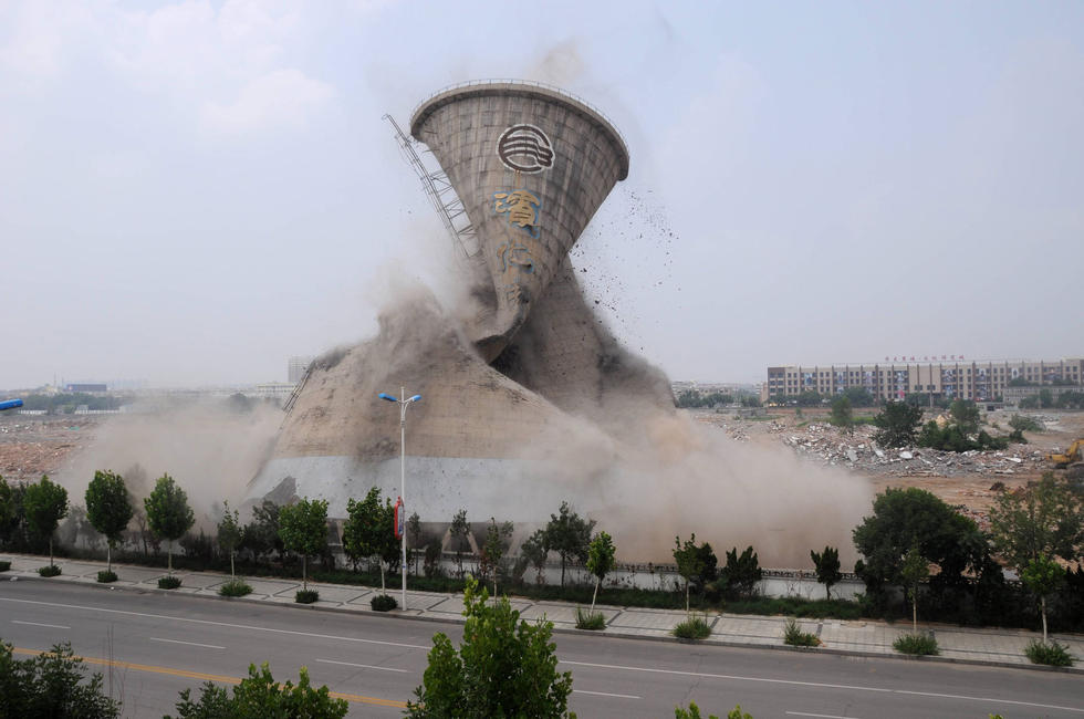 58-meter-tall tower in Shandong demolished mechanically in 10 seconds 