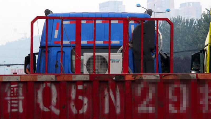 Truck outfitted with air-conditioning unit appears on Jinan streets