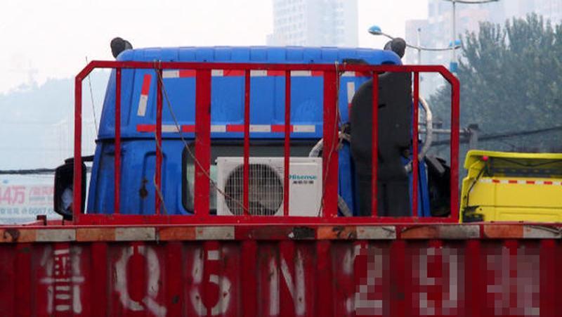 Truck outfitted with air-conditioning unit appears on Jinan streets