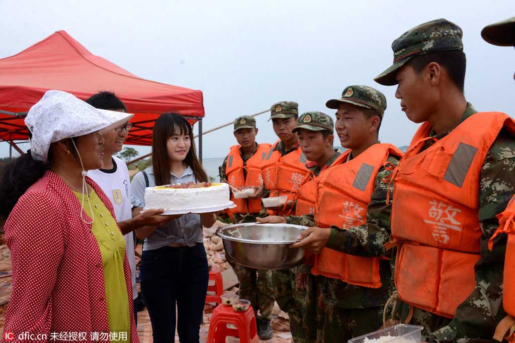 Citizens offer soldier 'long life noodles' at his birthday party in Jiangxi