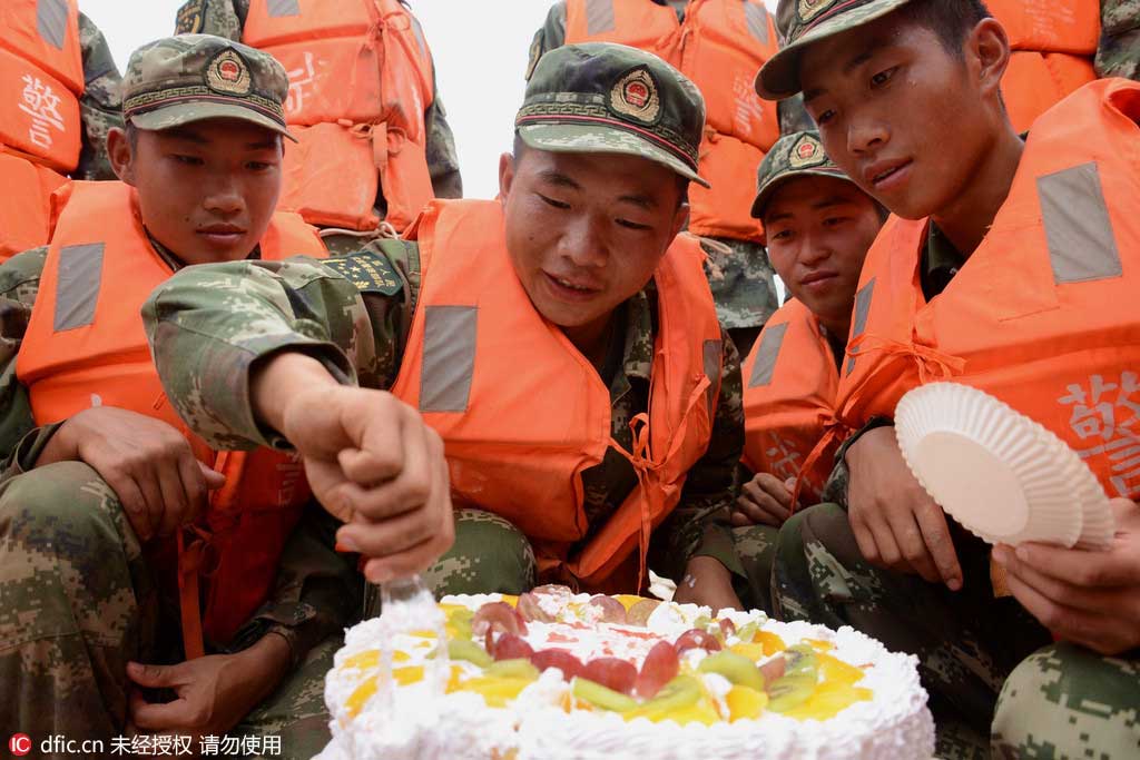 Citizens offer soldier 'long life noodles' at his birthday party in Jiangxi