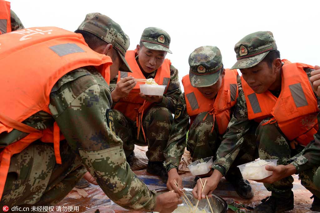 Citizens offer soldier 'long life noodles' at his birthday party in Jiangxi