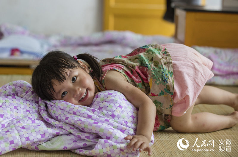 Photographer captures emotional scenes from flooding in Anhui