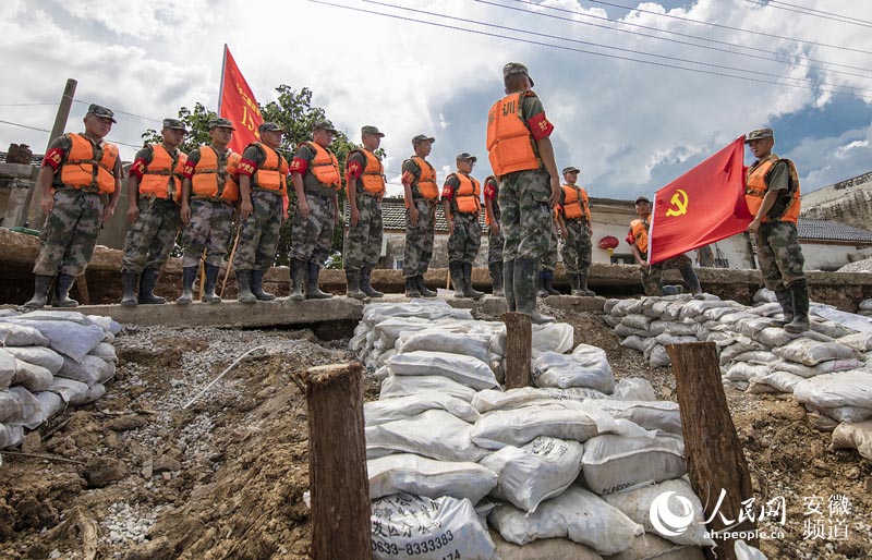 Photographer captures emotional scenes from flooding in Anhui