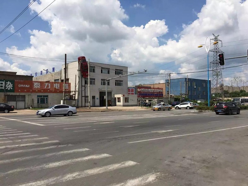 Man suspends car on outer wall of building