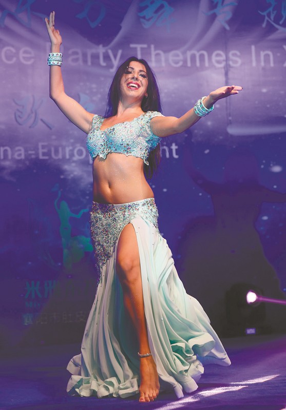 Czechic Belly Dancer Performed Her Hair-swinging Dance in Xiangyang