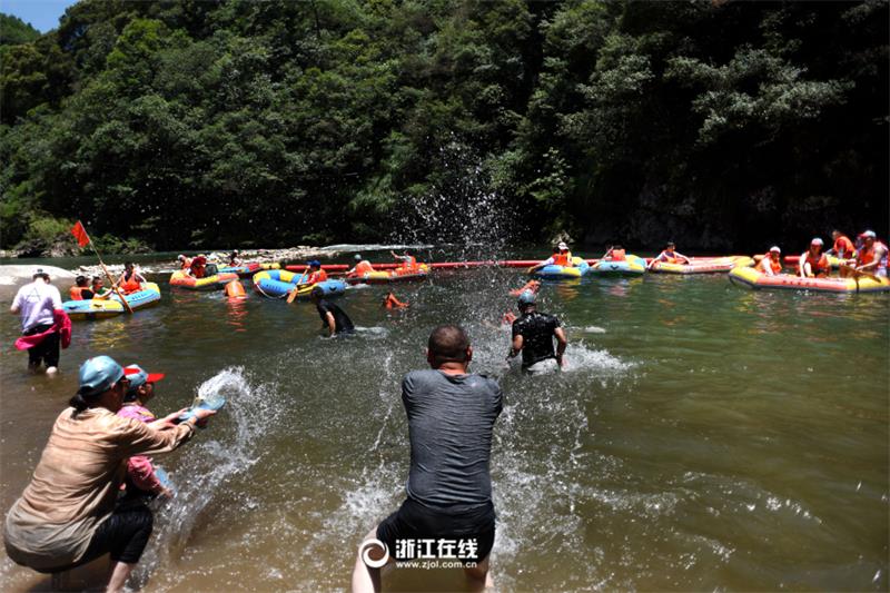 Tourists drift along river in Zhejiang scenic area