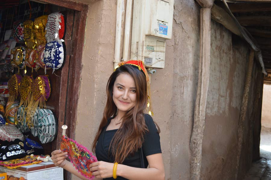 Young people try to revive traditional Kashgar pottery-making